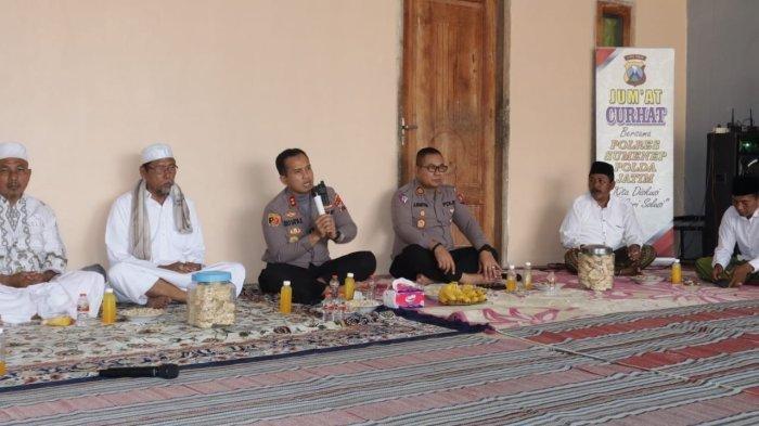 Kapolres Sumenep AKBP Edo Satya Kentriko saat terima keluhan dari Masyarakat pada acara 'Jumat curhat' di Kecamatan Manding Sumenep pada Jumat (3/3/2023).