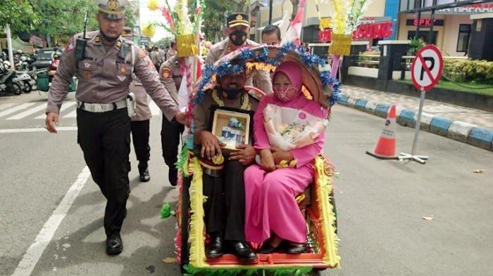 Kapolres Tulungagung, AKBP Eko Hartanto mengayuh becak hias untuk melepas anggotanya yang purna tugas, Selasa (3/1/2023).