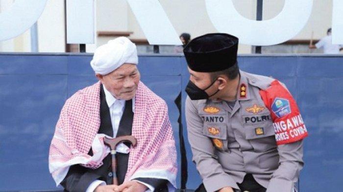 Kapolres Lhokseumawe, AKBP Eko Hartanto berbincang dengan ulama kharismatik Aceh, Tgk H Usman Ali atau Abu Kuta Krueng di Mapolres setempat, Sabtu (4/9/2021).