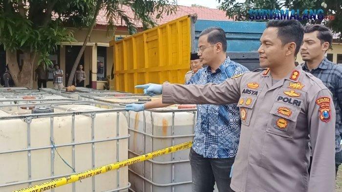 Kapolres Probolinggo, AKBP Teuku Arsya Khadafi, menunjukkan tandon solar yang disita bermula dari gerak-gerik truk Nopol N 8214 UR.