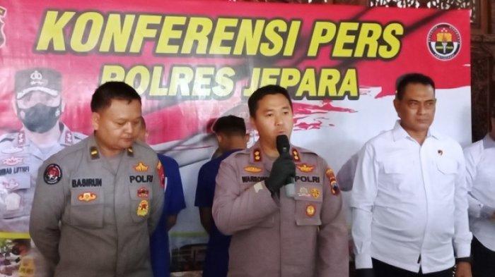 Kapolres Jepara AKBP Warsono saat rilis kasus penganiayaan di Mapolres Jepara, Senin (27/2/2023).