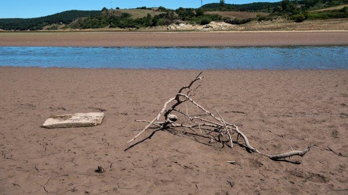 Gambar menunjukkan waduk Ebro dengan kapasitas 32,72% akibat kekeringan yang sedang berlangsung, pada 8 Agustus 2023 di Villafria, di provinsi utara Cantabria. Semenanjung Iberia menanggung beban perubahan iklim di Eropa, menyaksikan gelombang panas yang semakin intens, kekeringan, dan kebakaran hutan. Kantor bertemu Spanyol (AEMET) mengeluarkan peringatan merah maksimum untuk bagian Andalusia di selatan, wilayah Madrid di tengah dan Negara Basque di ujung utara.