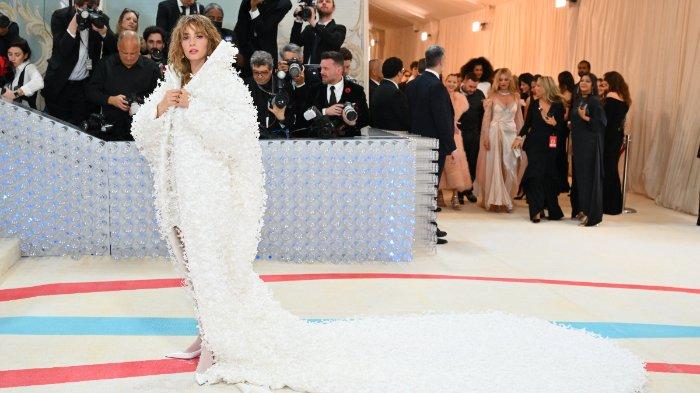 Aktris AS Maya Hawke tiba untuk Met Gala 2023 di Metropolitan Museum of Art pada 1 Mei 2023, di New York. Gala mengumpulkan uang untuk Institut Kostum Museum Seni Metropolitan. Tema Gala 2023 adalah 