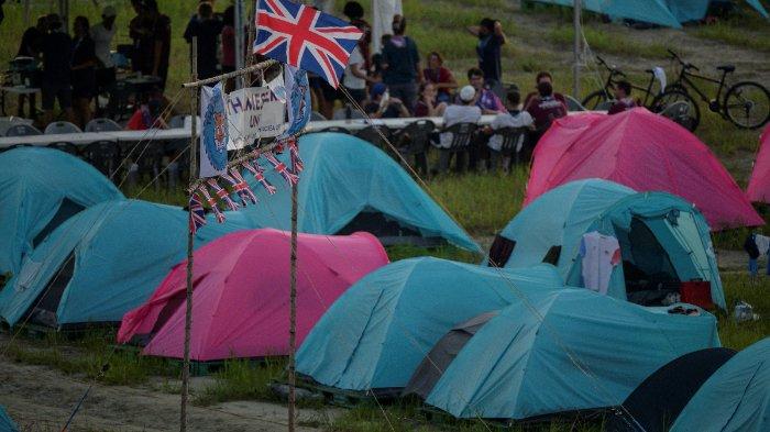 Bendera Inggris berkibar di antara tenda-tenda di perkemahan Jambore Pramuka Dunia di Buan, provinsi Jeolla Utara pada 5 Agustus 2023. Pramuka Amerika dan Inggris menarik diri dari Jambore Pramuka Dunia di Korea Selatan, dengan alasan suhu yang sangat panas, saat penyelenggara mempertimbangkan apakah akan melakukannya mempersingkat acara juga dilaporkan diganggu oleh kondisi perkemahan yang mengerikan.