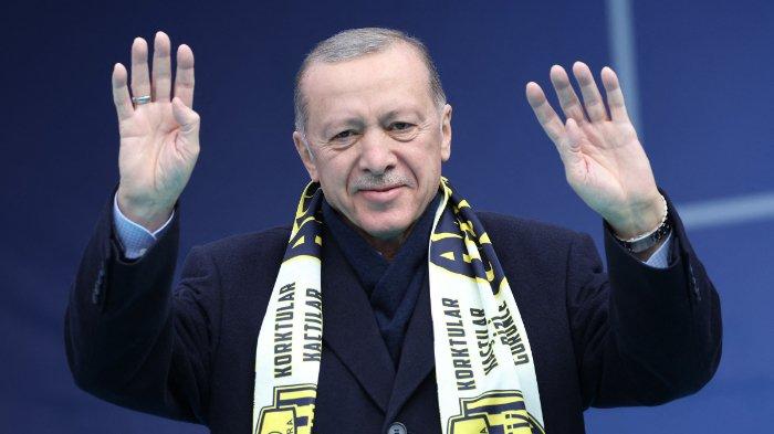 Kandidat presiden Presiden Turki dan Aliansi Rakyat Recep Tayyip Erdogan melambaikan tangan kepada para pendukung selama kampanye pemilu di Ankara, pada 30 April 2023.