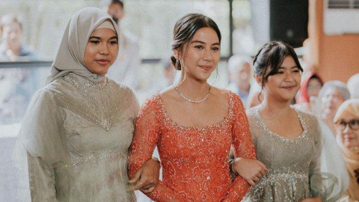 Adinda Thomas Terlihat Anggun saat Memasuki Ruangan