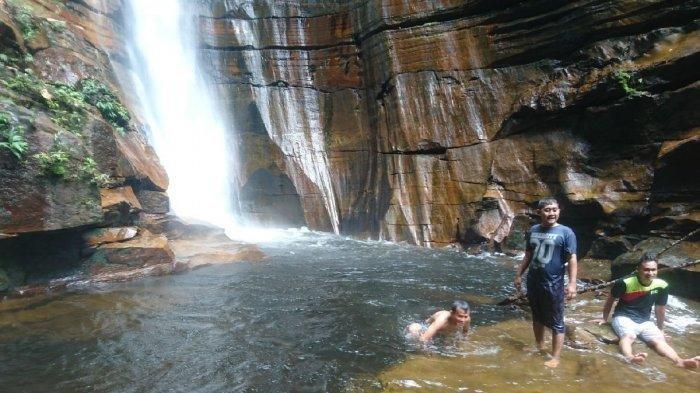 Air Terjun Aek Martua Rokan Hulu, Provinsi Riau.