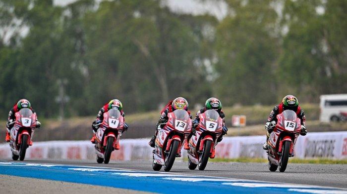 Aksi Decksa Almer Alfarezel (#13) dan Muhammad Kiandra Ramadhipa (#5) pada balapan Thailand Talent Cup (TTC) 2023 putaran kedua.