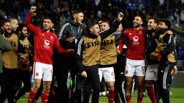 Para pemain Ahly merayakan dengan para penggemar setelah kemenangan mereka dalam pertandingan sepak bola putaran kedua Piala Dunia Klub FIFA antara Seattle Sounders FC dan Al-Ahly dari Mesir di Stadion Ibn Batouta di Tangier pada 4 Februari 2023.