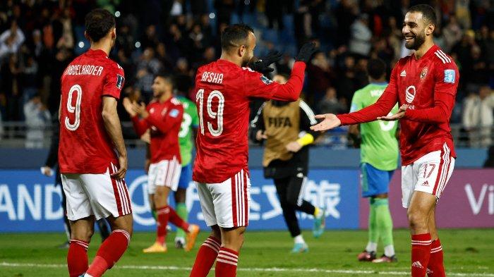 (Kiri ke Kanan) Penyerang Ahly asal Mesir Ahmed Abdel Kader, gelandang Ahly asal Mesir Mohamed Afsha dan gelandang Ahly asal Mesir Amr el-Solia merayakan kemenangan pertandingan sepak bola putaran kedua FIFA Club World Cup antara Seattle Sounders FC dan Al-Ahly dari Mesir di Stadion Ibn Batouta di Tangier pada 4 Februari 2023.