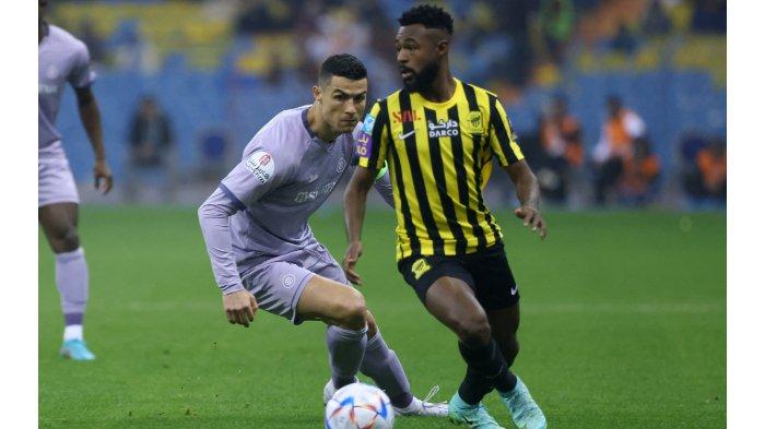 Bek Ittihad Saudi Muhannad al-Shanqeeti (kanan) ditandai oleh penyerang Portugal Nassr Cristiano Ronaldo selama pertandingan sepak bola semifinal Piala Super Saudi antara Al-Ittihad dan Al-Nassr di Stadion Raja Fahd di Riyadh pada 26 Januari 2023.