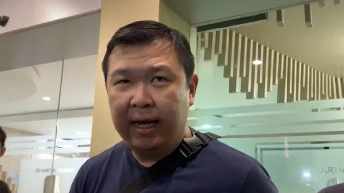 Albert Francis menjelaskan tentang meninggalnya sang anak Alvaro (7) setelah didiagnosis mati batang otak usai operasi amandel di Rumah Sakit (RS) Kartika Husada Jatiasih, Bekasi, Senin (2/10/2023).