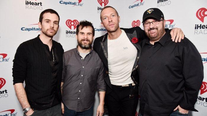 NGLEWOOD, CALIFORNIA - JANUARY 18: (HANYA UNTUK PENGGUNAAN EDITORIAL) Guy Berryman dari Coldplay, Andrew Harms, Chris Martin dari Coldplay, dan Woody Fife menghadiri iHeartRadio ALTer EGO 2020 di The Forum pada 18 Januari 2020 di Inglewood, California.