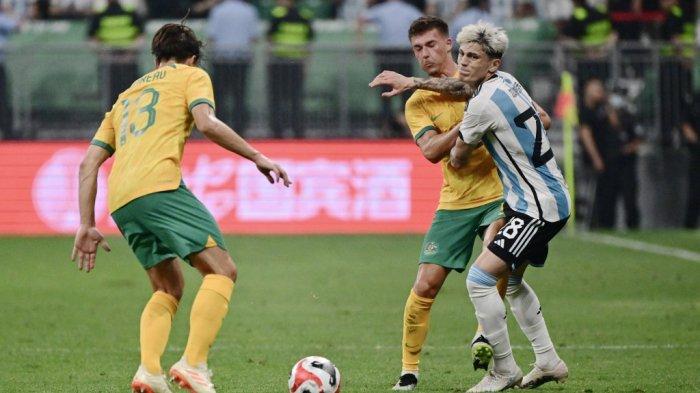 Denis Genreau dari Australia (kiri) bertarung memperebutkan bola dengan Alejandro Garnacho dari Argentina (kanan) selama pertandingan sepak bola persahabatan antara Australia dan Argentina di Stadion Pekerja di Beijing pada 15 Juni 2023.