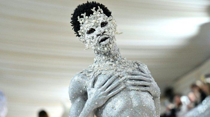 Rapper AS Lil Nas X tiba untuk Met Gala 2023 di Metropolitan Museum of Art pada 1 Mei 2023, di New York. Gala mengumpulkan uang untuk Institut Kostum Museum Seni Metropolitan. Tema Gala 2023 adalah 