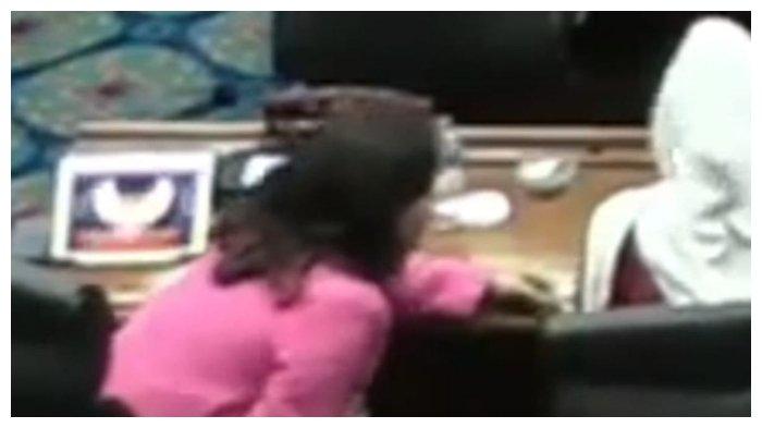 Anggota DPRD DKI Jakarta Cinta Mega diduga bermain judi slot saat rapat pada hari Kamis, 20/7/2023).