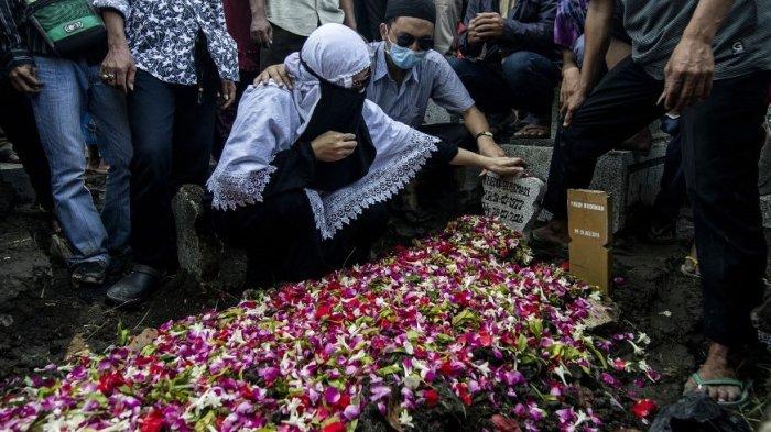 Anggota keluarga berduka di makam eks gembong narkoba Freddy Budiman di Surabaya, Jawa Timur, pada 29 Juli 2016 setelah eksekusinya di pulau Nusa Kambangan. Indonesia pada tanggal 29 Juli mengeksekusi empat terpidana narkoba pada tanggal 29 Juli namun 10 orang lainnya yang akan menghadapi regu tembak diberi penangguhan hukuman dalam proses yang membingungkan yang oleh seorang pengacara dikutuk sebagai 