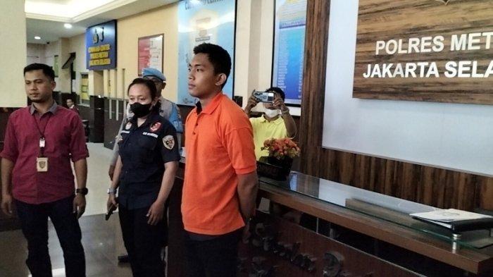 Mario Dandy Satriyo (20), anak pejabat pajak Jakarta Selatan, yang menganiaya David (17), putra pengurus PP GP Ansor hingga koma, dihadirkan dalam rilis perkara di Polres Metro Jakarta Selatan menggelar konferensi pers pengungkapan kasus ini, Rabu (22/2/2023).