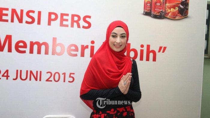 GERAKAN IBU - Annisa Trihapsari, pada acara Deklarasi Gerakan Ibu Memberi Lebih, persembahan Kecap ABC di Pnti Asuhan Muhammadiyah, Jakarta Pusat, Rabu (24/5). Pada acara ini Kecap ABC mengajak kaum ibu untuk berbagi berkah di bulan Ramadhan kepada para anak yatim dengan mmebrikan menu buka puasa kepada 20 ribu anak panti asuhan di seluruh Indonesia.