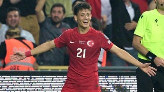 Gelandang muda Turki, Arda Guler, merayakan gol ke gawang Wales dalam laga lanjutan Kualifikasi Euro 2024 di Stadion Samsun Yeni 19 Mayis, Turki, pada 19 Juni 2023. Terkini, Arda Guler dikabarkan telah memilih Real Madrid sebagai pelabuhan baru. Dia pun menjadi pembicaraan hangat di media sosial.