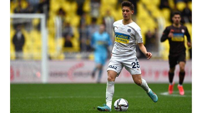 Gelandang Fenerbahce Turki Arda Guler mengoper bola pada pertandingan sepak bola amal persahabatan 