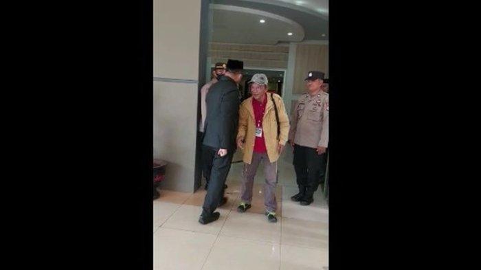 Video ketua DPRD Luwu Timur beredar luas di whatsApp group, dalam video yang berdurasi 24 detik itu nampak ketua DPRD Luwu Timur Aripin bergegas memasuki gedung DPRD Luwu Timur, mengenakan pakaian Jas hitam, kopyah hitam dan disambut warga dan personel Satpol PP Luwu Timur, Rabu (8/3/2023).