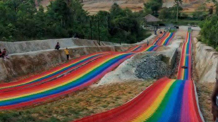 Di Asia Heritage ada wahana seluncuran bernama Rainbow Slide yang sangat memacu adrenalin.