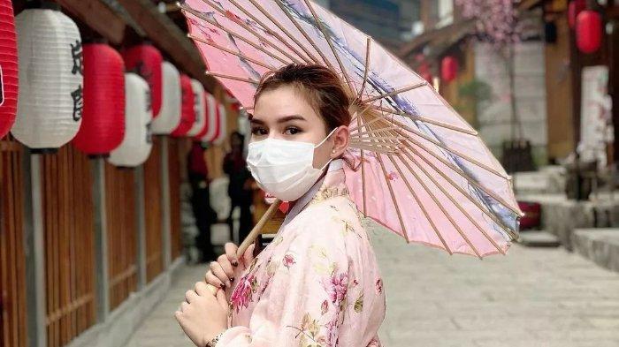 Pengunjung mengenakan kimono di kawasan Asia Heritage, Pekanbaru, Riau.