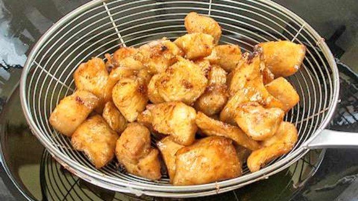 Ayam Dadu Kalasan Spesial yang masih ditiriskan di atas wajan.