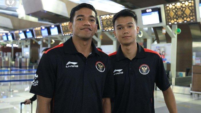 Chico Aura Dwi Wardoyo (kiri) berpose sebelum berangkat ke Phnom Penh, Kamboja untuk mengikuti SEA GAMES 2023.