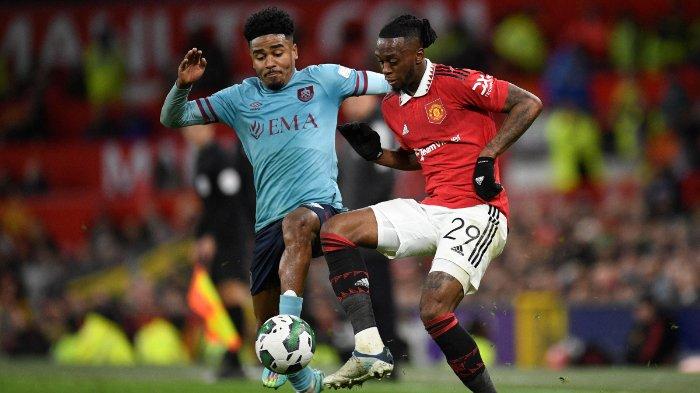 Bek Burnley asal Belanda Ian Maatsen (kiri) berebut bola dengan bek Manchester United asal Inggris Aaron Wan-Bissaka selama pertandingan sepak bola putaran keempat Piala Liga Inggris antara Manchester United dan Burnley, di Old Trafford, di Manchester, pada 21 Desember 2022.