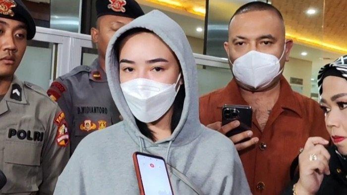 Bintang sinetron Amanda Manopo menjalani pemeriksaan di Bareskrim Polri terkait kasus dugaan mempromosikan judi online, Senin (2/10/2023). Pemeriksaan Amanda Manopo berlangsung selama 10 jam sejak tiba di Mabes Polri pada Senin pukul 10.30 WIB.