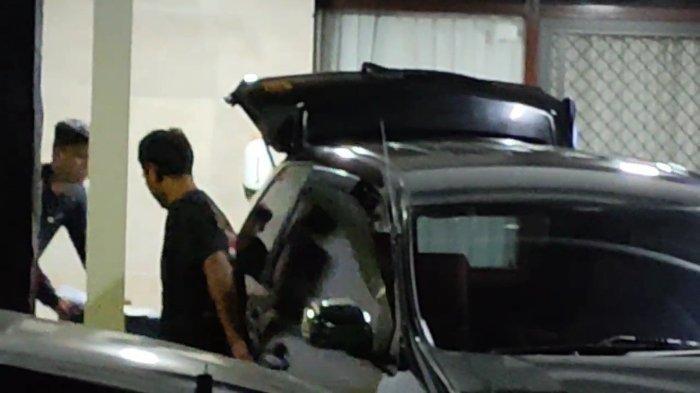 Boks hingga tas ransel dibawa saat KPK menggeledah rumah dinas Menteri Pertanian, Syahrul Yasin Limpo di Jalan Widya Chandra V nomor 28, Kebayoran Baru, Jakarta Selatan, Jumat (29/9/2023) dini hari.