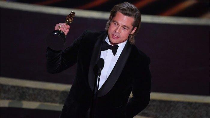 Aktor AS, Brad Pitt menerima penghargaan sebagai Aktor Terbaik dalam Peran Pendukung untuk 