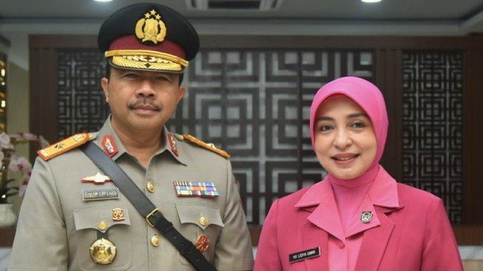 Wakapolda Lampung, Brigjen. Pol. Dr. Umar Effendi (kiri) bersama sang istri.