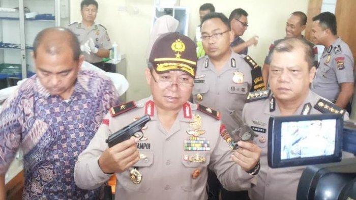 Brigjen Bonifasius Tampoi kala masih menjabat sebagai Wakil Kapolda Lampung , ia menunjukkan dua pistol rakitan yang dipakai dua bandar ekstasi asal Aceh saat adu tembak dengan personel Ditnarkoba Polda Lampung pada Kamis (26/1/2017). Foto diambil dalam konferensi pers di kamar mayat Rumah Sakit Bhayangkara Lampung, Jumat (27/1/2017) siang.