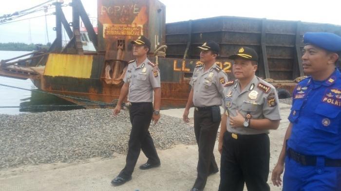 MENYUSUR PELABUHAN - Waka Polda Jambi, Kombes Pol Nugroho Aji Wijayanto (dua dari kanan), Kabid Humas Polda Jambi AKBP Kuswahyudi Tresnadi, Kapolres Tanjab Timur AKBP Bramono inspeksi mendadak ke sejumlah pelabuhan di Kabupaten Tanjab Barat dan Timur, Kamis (13/10/2016). Pelabuhan ini diduga kerap dijadikan tempat bongkar muatan barang ilegal.