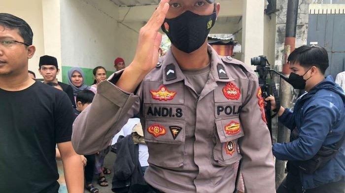 Bripda Andi Sonjaya lulus dalam Pendidikan Pembentukan Bintara Polri dengan nilai tertinggi. Ia anak dari seorang ayah yang berprofesi sopir angkot.