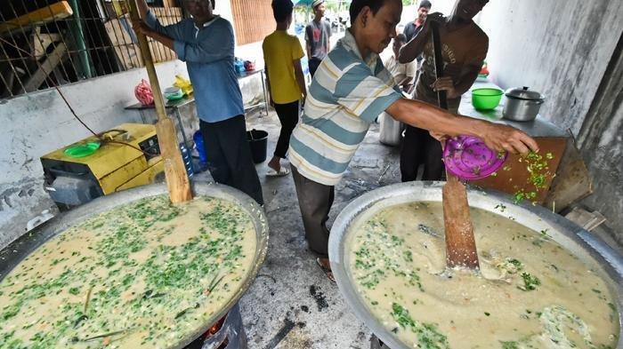 Petugas sedang memasak Kanji Rumbi untuk menu berbuka puasa