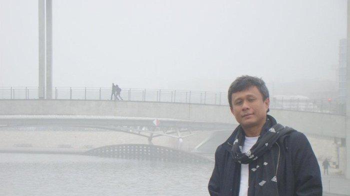 Budayawan asal Sulsel Nirwan Ahmad Arsuka (1967-2023), pegiata literasi asal Barru Sulsel ini meninggal dunia di RSCM Jakarta, Senin (7/8/2023) pagi.