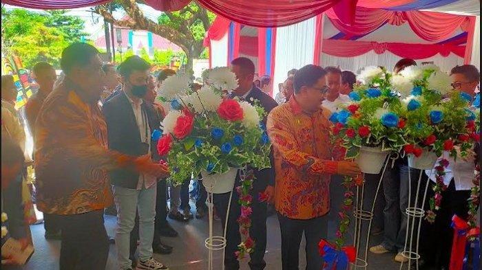 Burhanuddin Andi menggunting pita sebagai tanda peresmian kantor Law Firm Burhanuddin Andi di Jalan Sultan Alauddin, Makassar, Sabtu (11/6/2022).