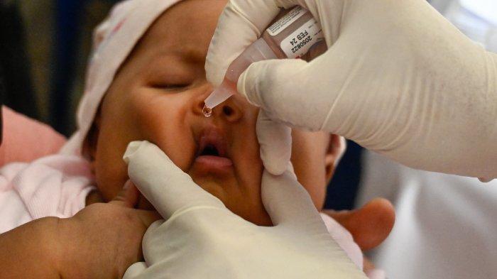 Seorang bayi menerima kapsul polio dalam program pencegahan stunting anak di posyandu Banda Aceh pada 14 November 2022.