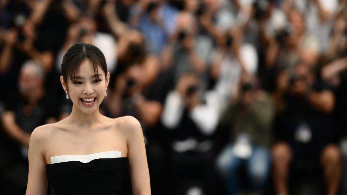 Penyanyi dan aktris Korea Selatan Jennie Kim berpose saat sesi pemotretan untuk film 