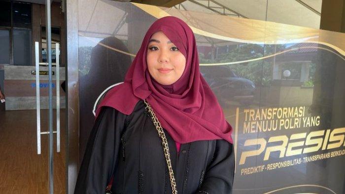 Cleopatra pelapor Ressa Herlambang atas dugaan kasus penipuan saat ditemui di Polres Metro Jakarta Utara, Senin (20/2/2023).