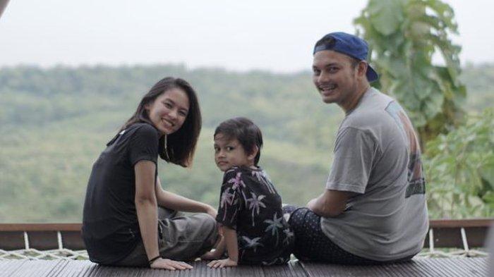 Clowy Venna bersama suami dan anaknya.