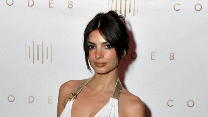 NEW YORK, NEW YORK - 09 NOVEMBER: Emily Ratajkowski menghadiri Acara Peluncuran CODE8 NYC pada 09 November 2022 di New York City. Craig Barritt/Getty Images untuk Code8 Beauty/AFP