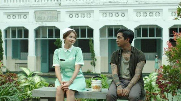 Cuplikan adegan dalam film Hello Ghost yang tayang di bioskop mulai tanggal 11 Mei 2023.