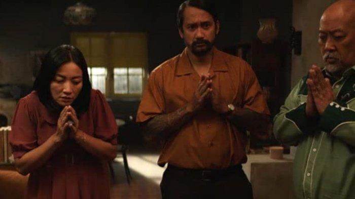 Cuplikan adegan dalam film Hello Ghost yang tayang di bioskop mulai tanggal 11 Mei 2023.