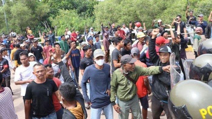 Bentrok antara warga dan tim gabungan di Pulau Rempang, Galang, Batam, Kepulauan Riau (Kepri) akhirnya pecah. Ratusan orang yang mengaku masyarakat setempat memblokir jalan karena menolak masuknya tim gabungan yang hendak melakukan pengukuran lahan di Pulau Rempang tersebut.