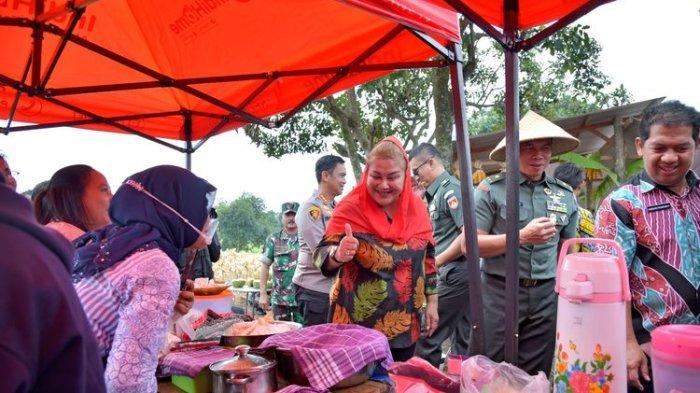 Pelaksana Tugas (Plt) Wali Kota Semarang Hevearita Gunaryanti Rahayu saat berkunjung di lahan TNI Komando Rayon Militer (Koramil) Rukun Tetangga (RT) 04 Rukun Warga (RW) 03 Kelurahan Bulusan, Kecamatan Tembalang, Semarang, Kamis.